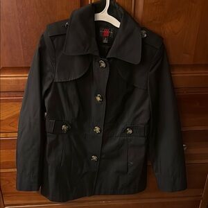 Amazing fall/spring light weight button down jacket. Belted look in middle.